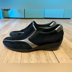 Stonefly quality suede black with pale gold leather detail women’s shoes. 39/8.5